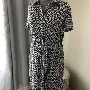Business casual wrinkle proof dress. Black and white Size L.